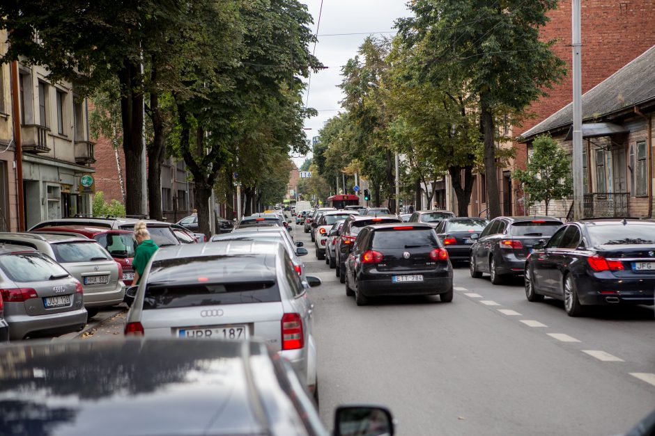 Automobilių spūstys vis labiau dusina Kauną