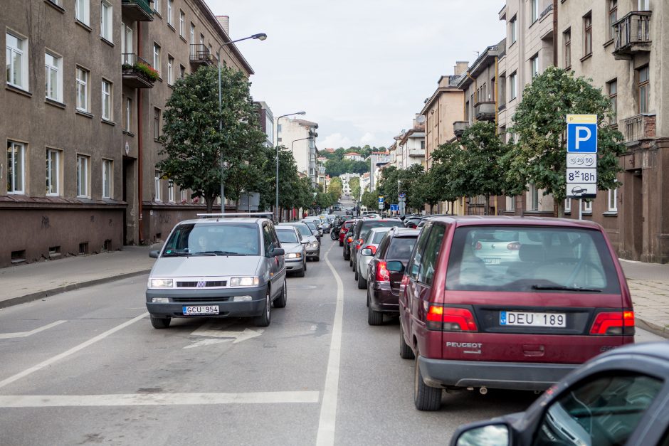 Automobilių spūstys vis labiau dusina Kauną