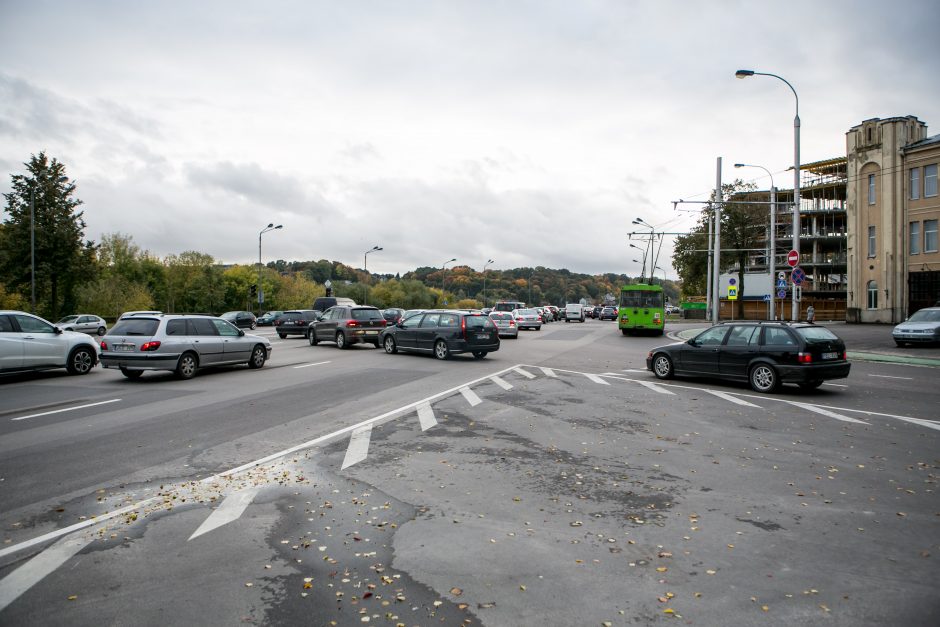 Automobilių spūstys vis labiau dusina Kauną