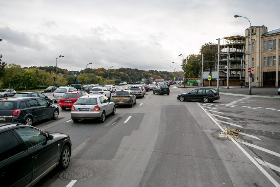 Automobilių spūstys vis labiau dusina Kauną