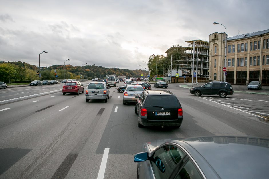 Automobilių spūstys vis labiau dusina Kauną