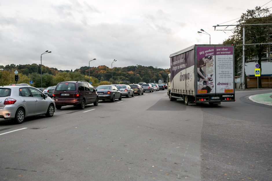 Automobilių spūstys vis labiau dusina Kauną