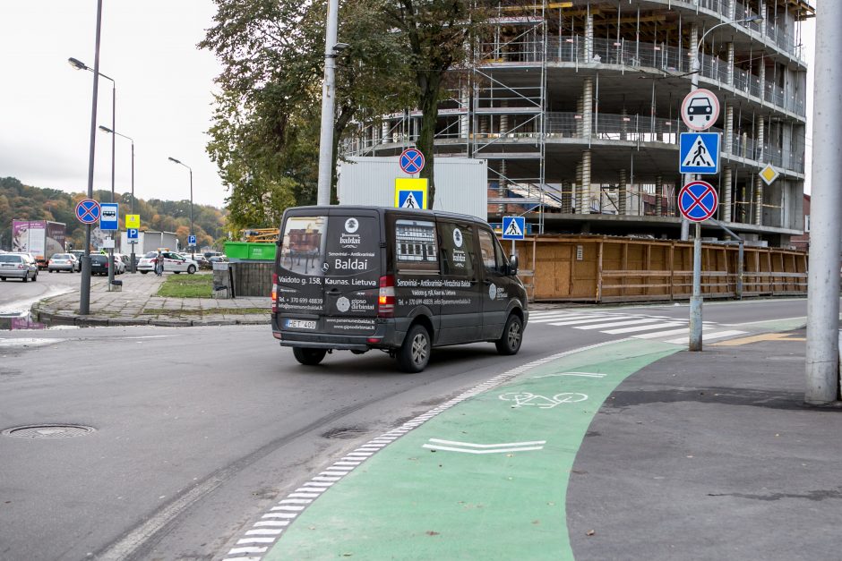 Automobilių spūstys vis labiau dusina Kauną