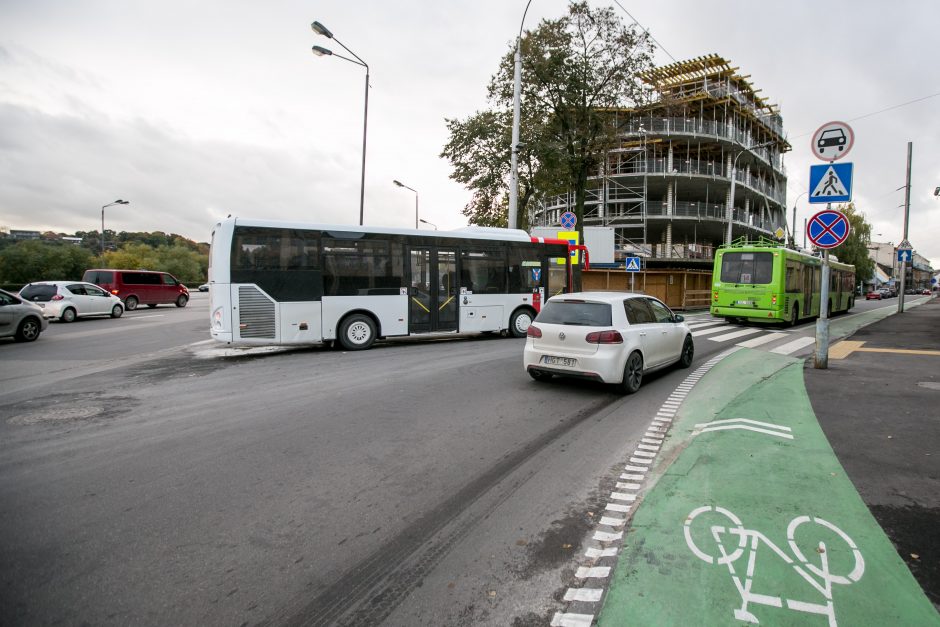 Automobilių spūstys vis labiau dusina Kauną