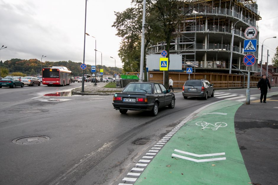 Automobilių spūstys vis labiau dusina Kauną