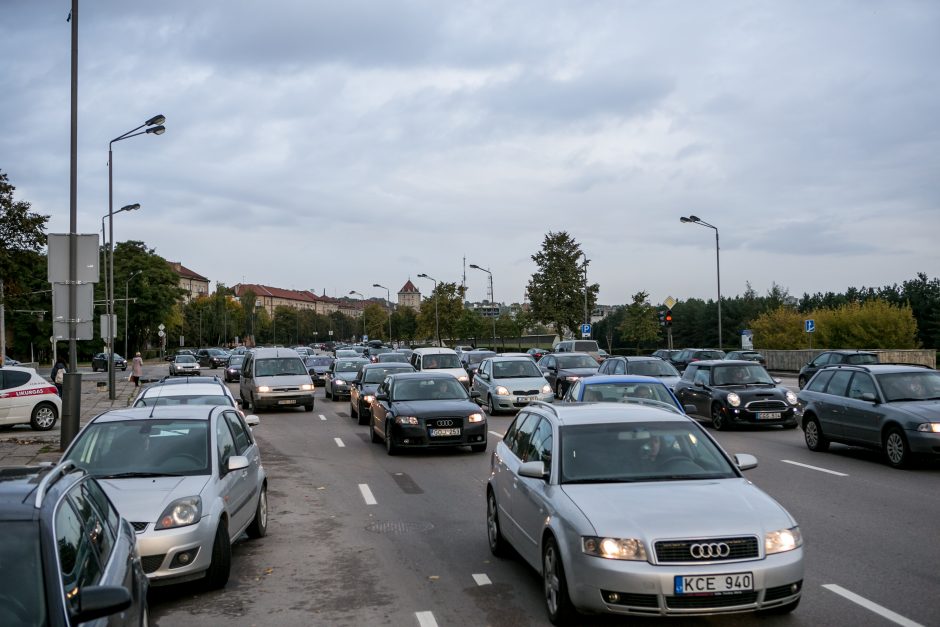 Automobilių spūstys vis labiau dusina Kauną