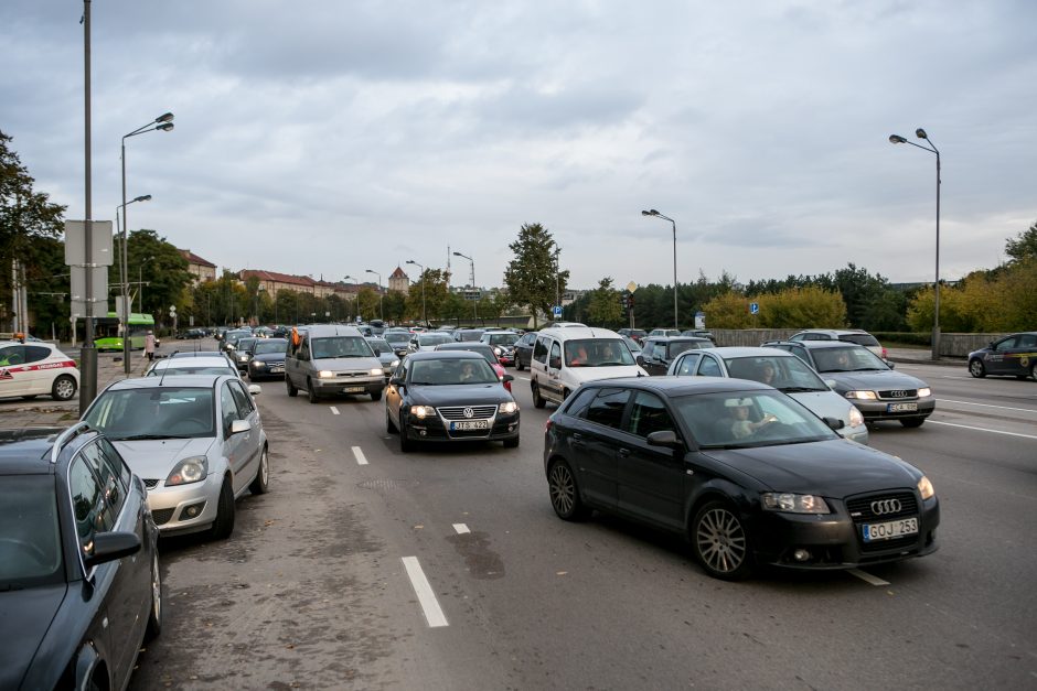 Automobilių spūstys vis labiau dusina Kauną