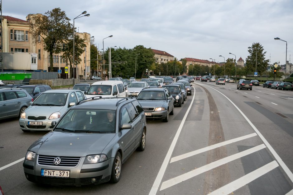 Automobilių spūstys vis labiau dusina Kauną