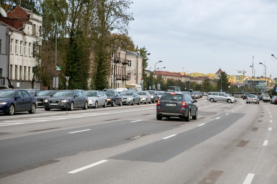 Automobilių spūstys vis labiau dusina Kauną