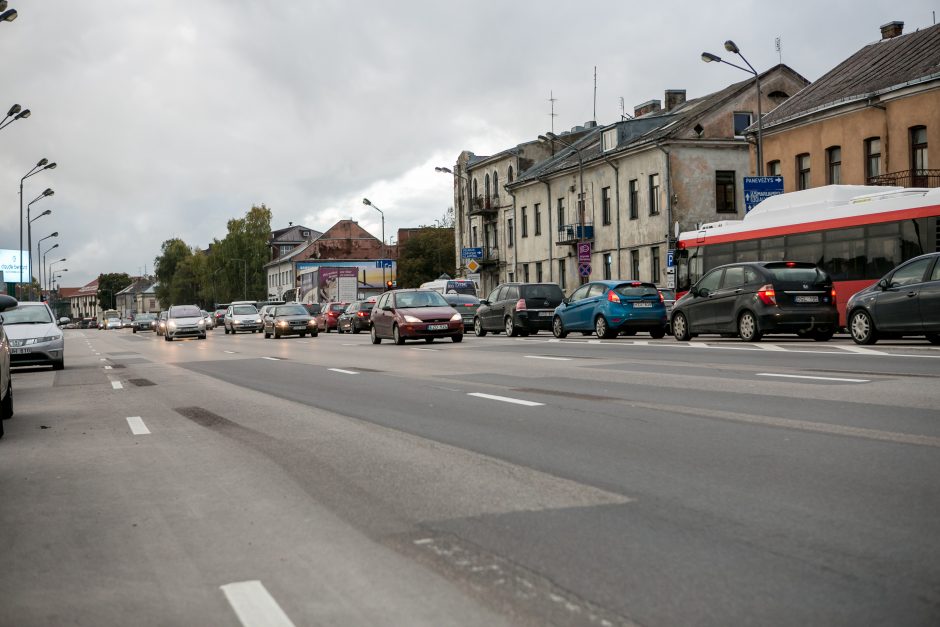 Automobilių spūstys vis labiau dusina Kauną