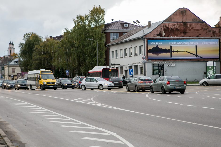 Automobilių spūstys vis labiau dusina Kauną