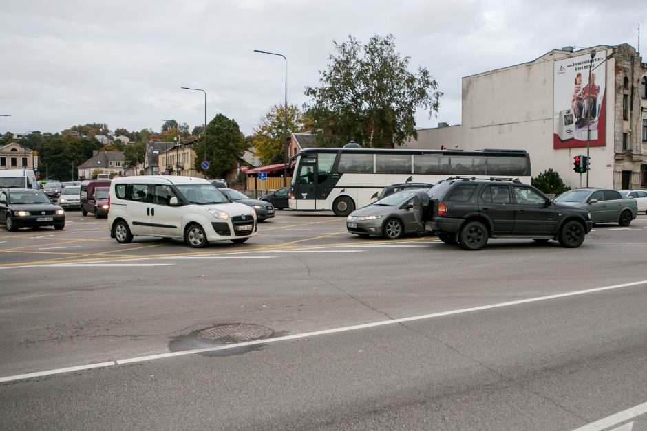 Automobilių spūstys vis labiau dusina Kauną