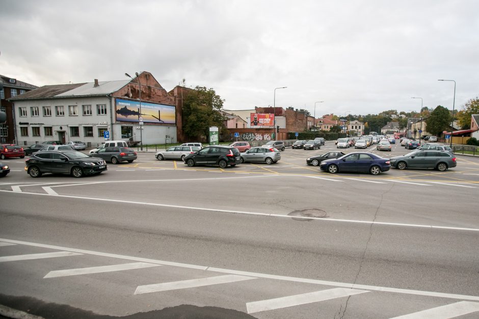 Automobilių spūstys vis labiau dusina Kauną