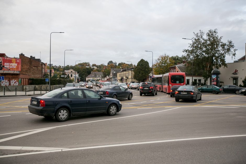 Automobilių spūstys vis labiau dusina Kauną