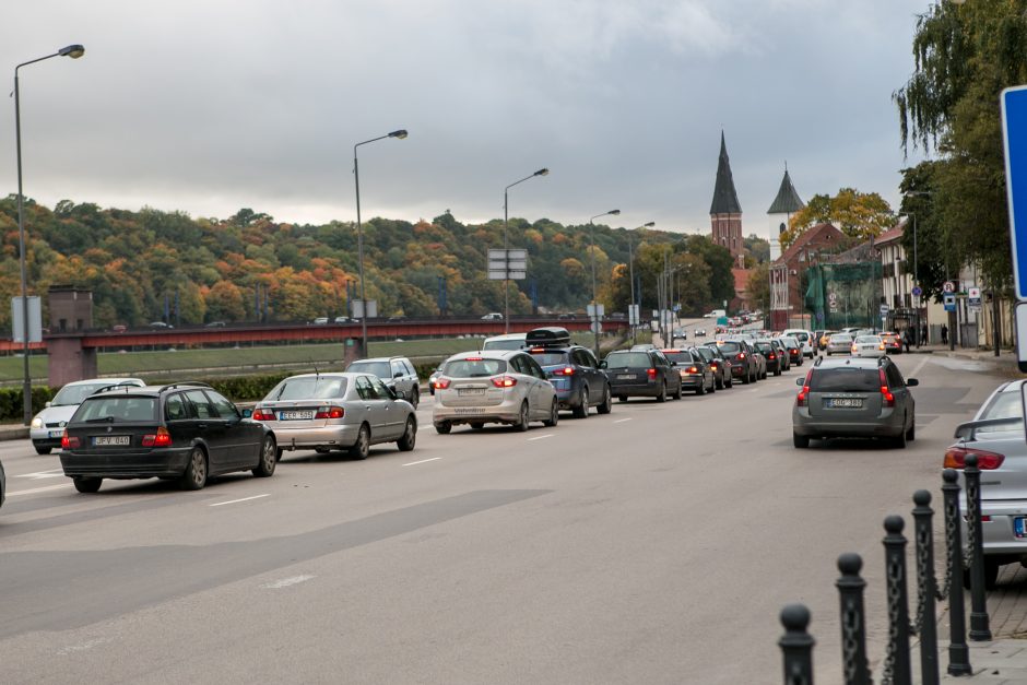 Automobilių spūstys vis labiau dusina Kauną