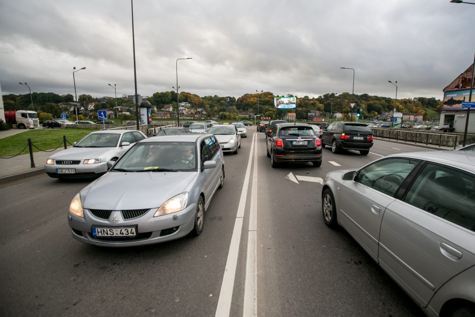 Automobilių spūstys vis labiau dusina Kauną