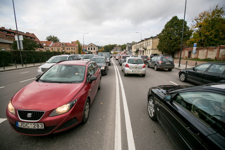 Automobilių spūstys vis labiau dusina Kauną