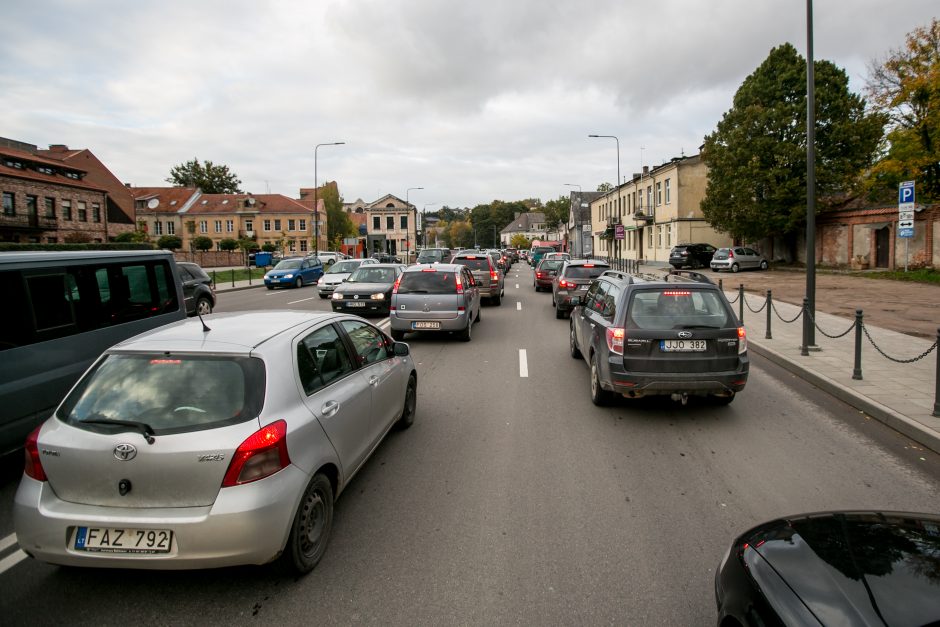 Automobilių spūstys vis labiau dusina Kauną