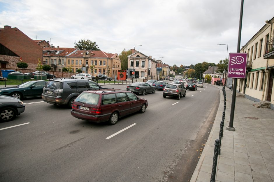 Automobilių spūstys vis labiau dusina Kauną