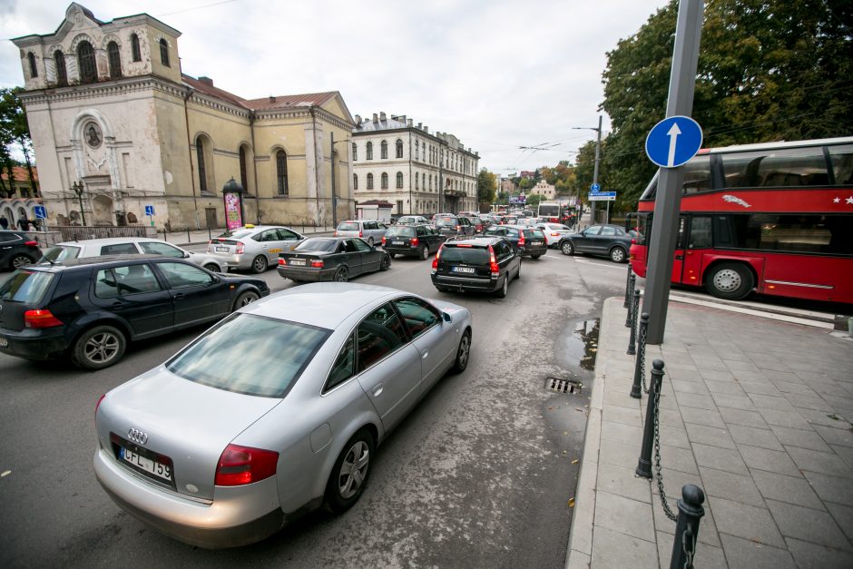 Automobilių spūstys vis labiau dusina Kauną