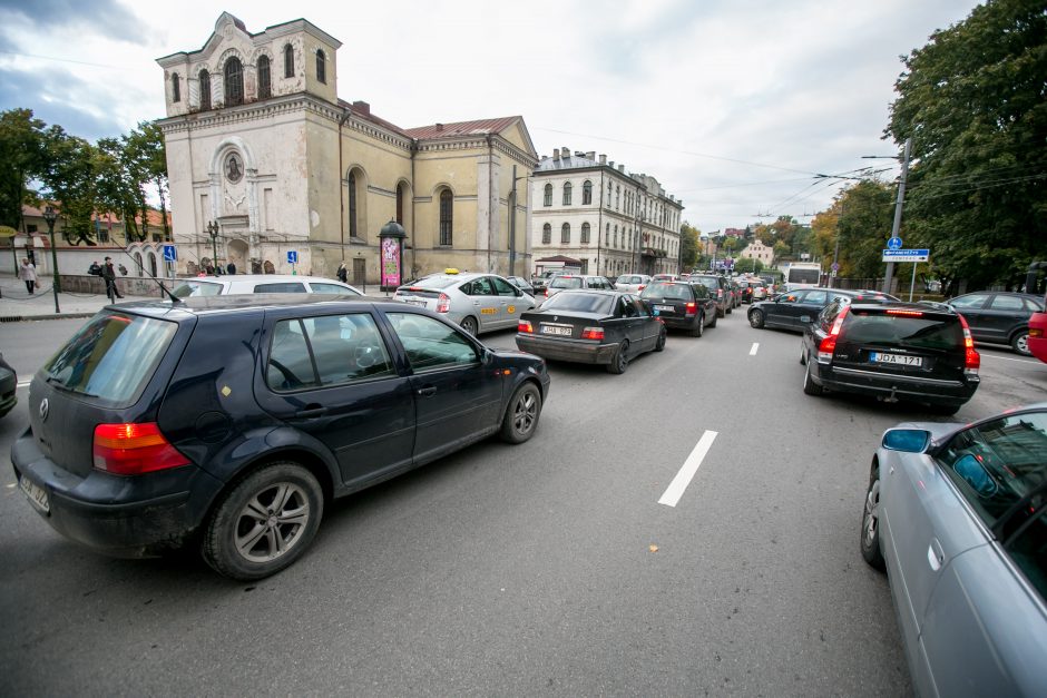 Automobilių spūstys vis labiau dusina Kauną