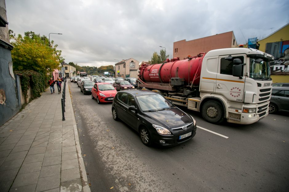 Automobilių spūstys vis labiau dusina Kauną