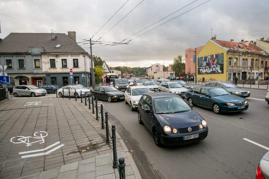 Automobilių spūstys vis labiau dusina Kauną