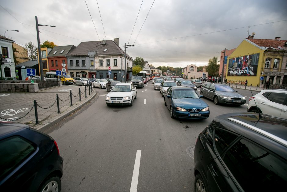 Automobilių spūstys vis labiau dusina Kauną