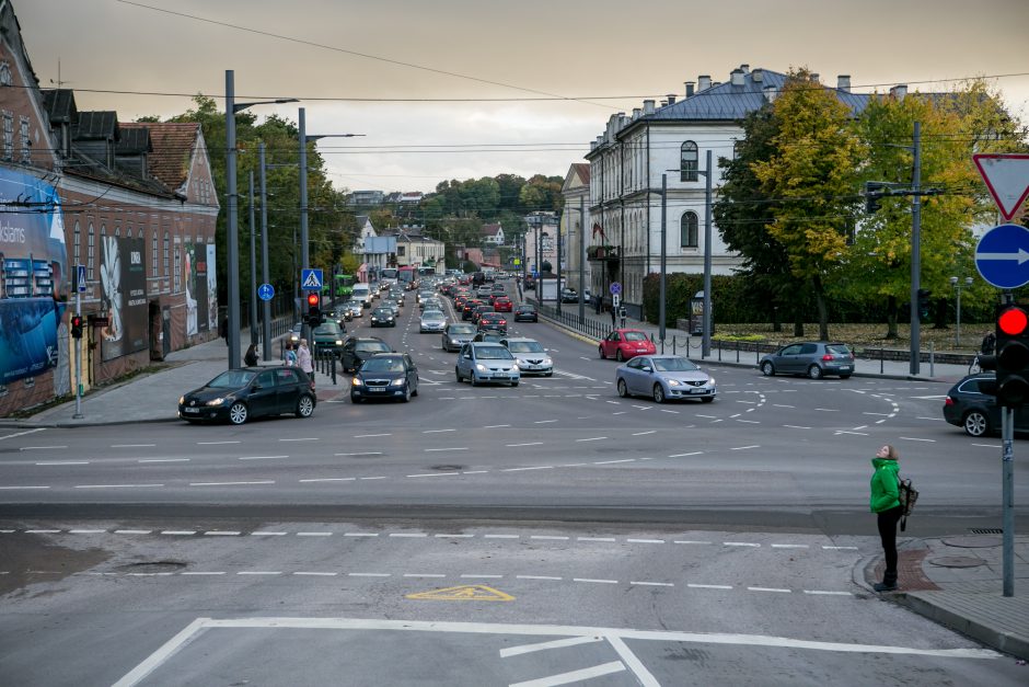 Automobilių spūstys vis labiau dusina Kauną