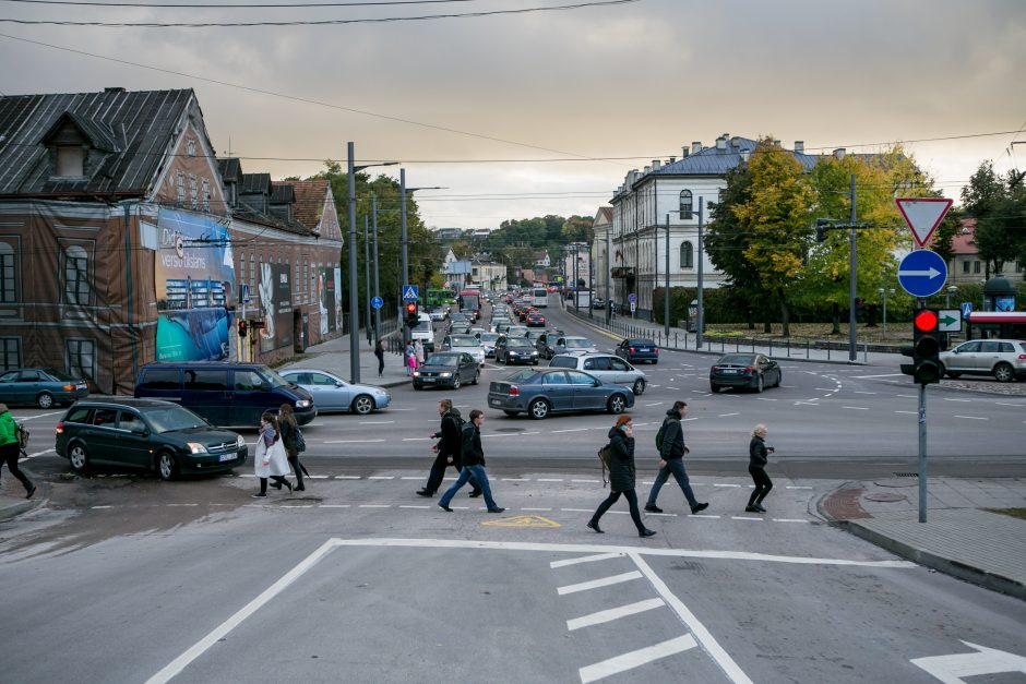 Automobilių spūstys vis labiau dusina Kauną