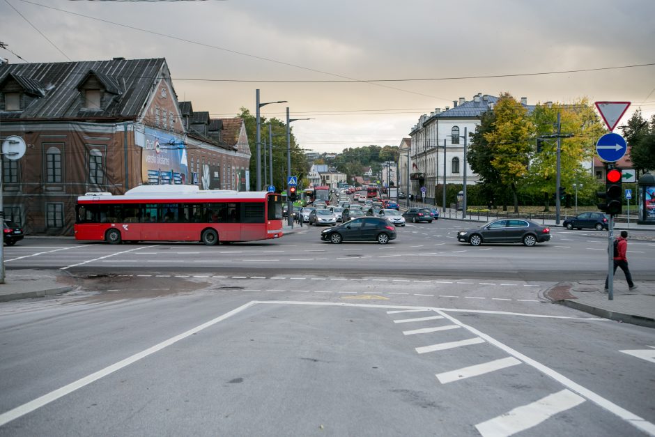 Automobilių spūstys vis labiau dusina Kauną