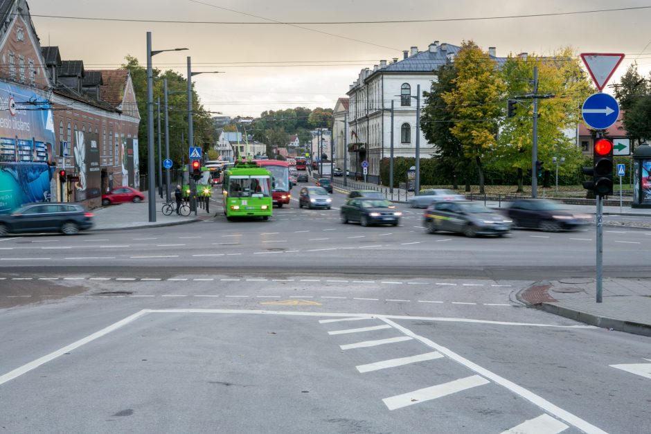 Automobilių spūstys vis labiau dusina Kauną