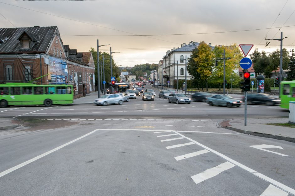 Automobilių spūstys vis labiau dusina Kauną