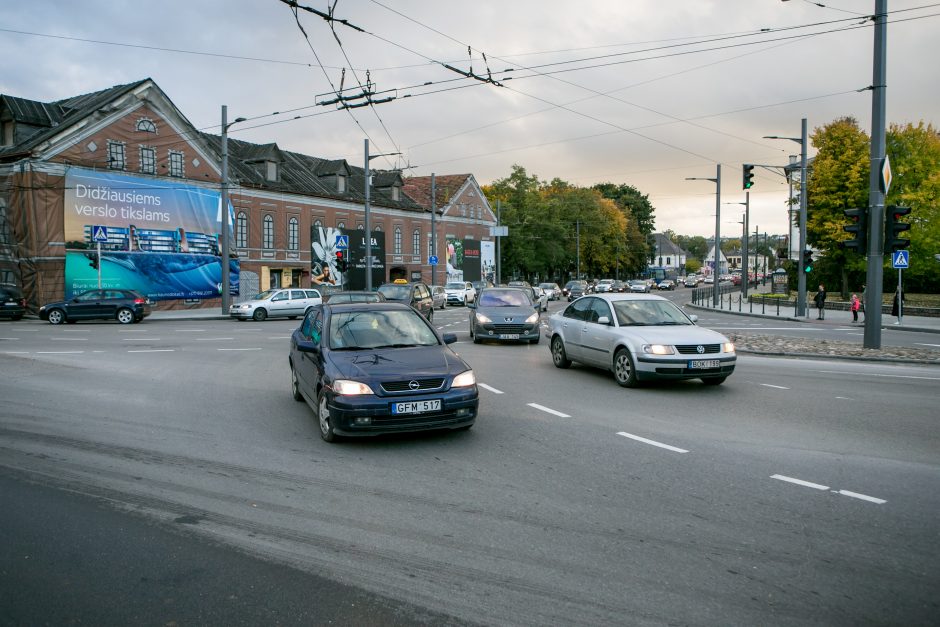 Automobilių spūstys vis labiau dusina Kauną