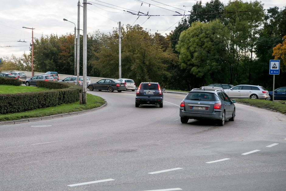 Automobilių spūstys vis labiau dusina Kauną