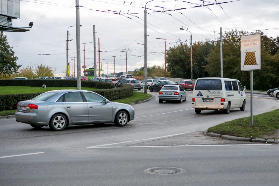 Automobilių spūstys vis labiau dusina Kauną