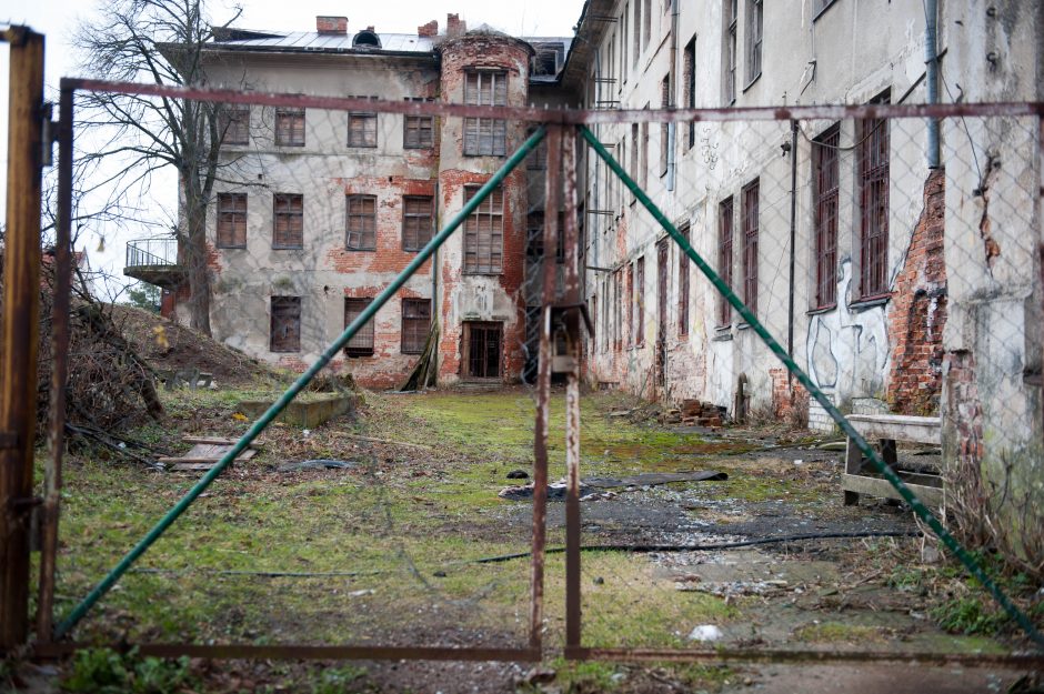 Skambina pavojaus varpais: ant praeivių krenta žydų ligoninės langai