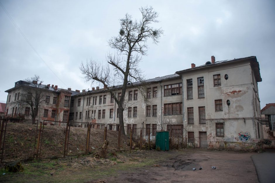 Dėl krentančių Senamiesčio vaiduoklio langų gresia tūkstantinė bauda