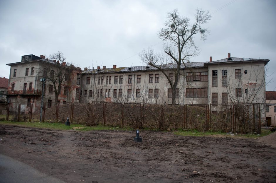 Skambina pavojaus varpais: ant praeivių krenta žydų ligoninės langai