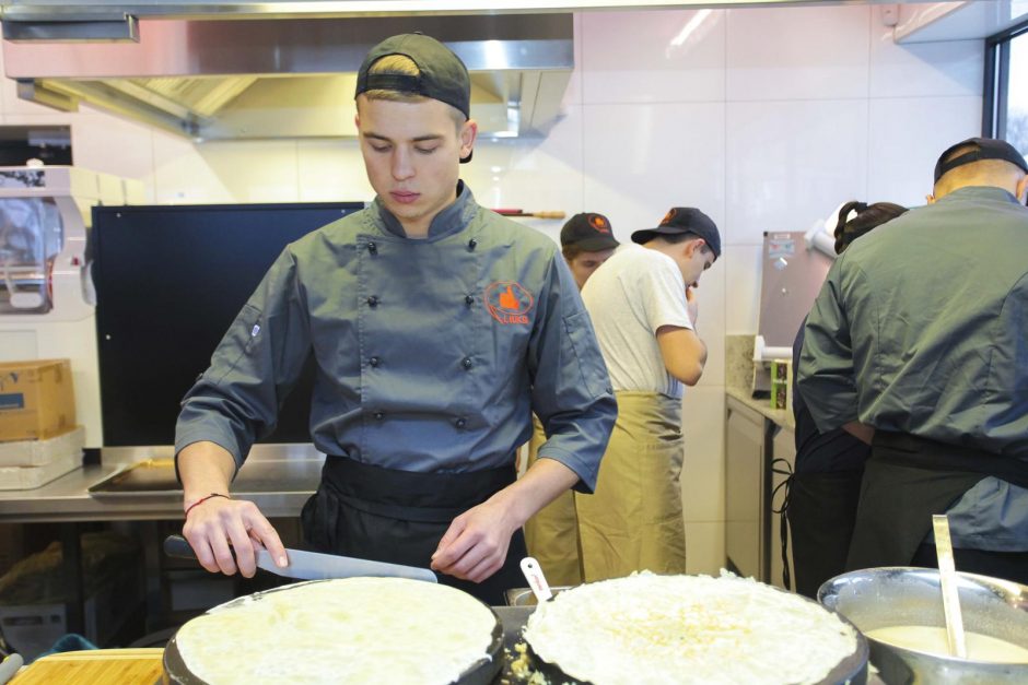 Rekordas: Kaune pagamintas 4 metrų ilgio kebabas