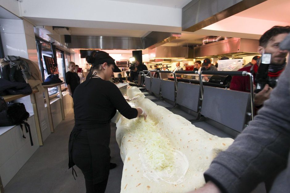 Rekordas: Kaune pagamintas 4 metrų ilgio kebabas