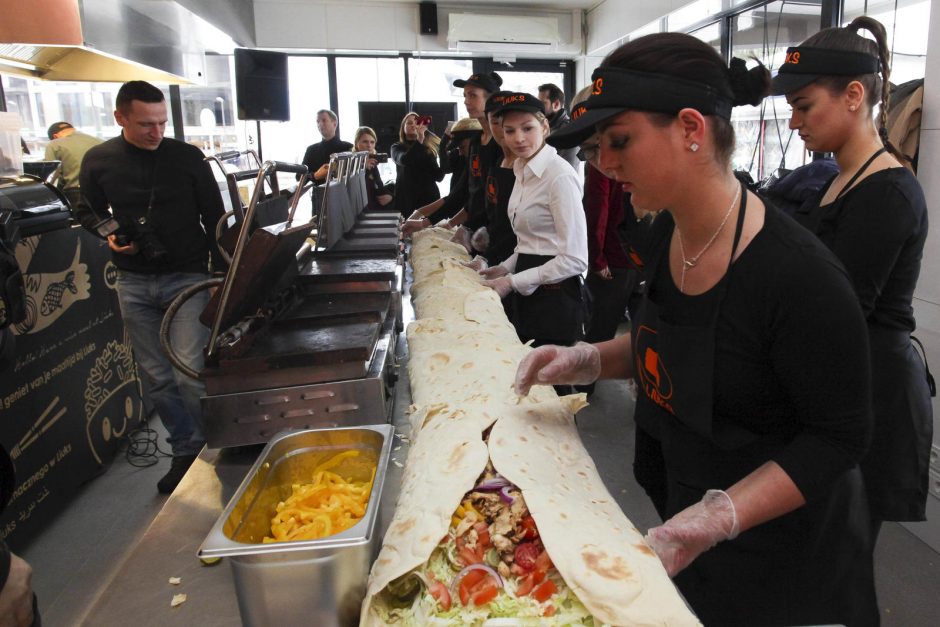 Rekordas: Kaune pagamintas 4 metrų ilgio kebabas