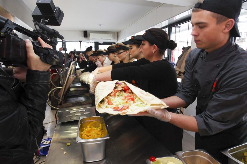 Rekordas: Kaune pagamintas 4 metrų ilgio kebabas