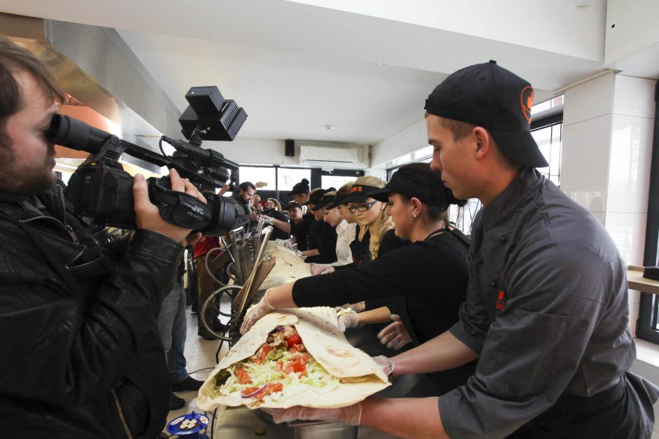 Rekordas: Kaune pagamintas 4 metrų ilgio kebabas