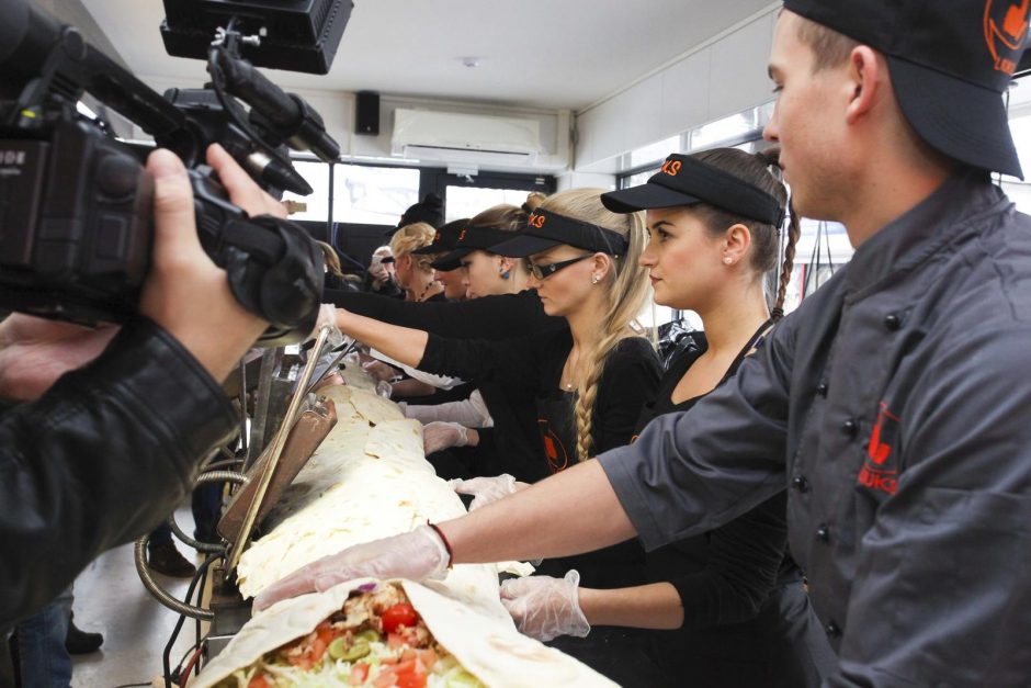 Rekordas: Kaune pagamintas 4 metrų ilgio kebabas