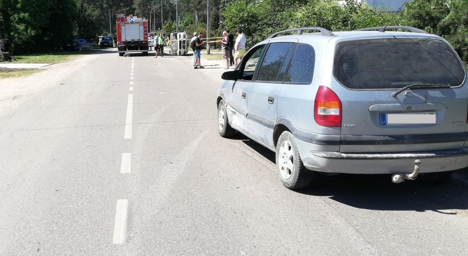 Trijų mašinų avarija Romainiuose: BMW virto ant šono, sužalotas pėstysis