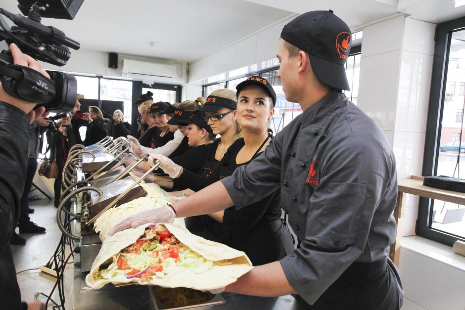 Rekordas: Kaune pagamintas 4 metrų ilgio kebabas