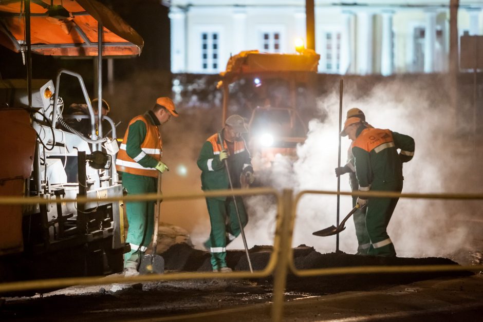 Po žiemos puolė taisyti avarines duobes Vilniaus gatvėse