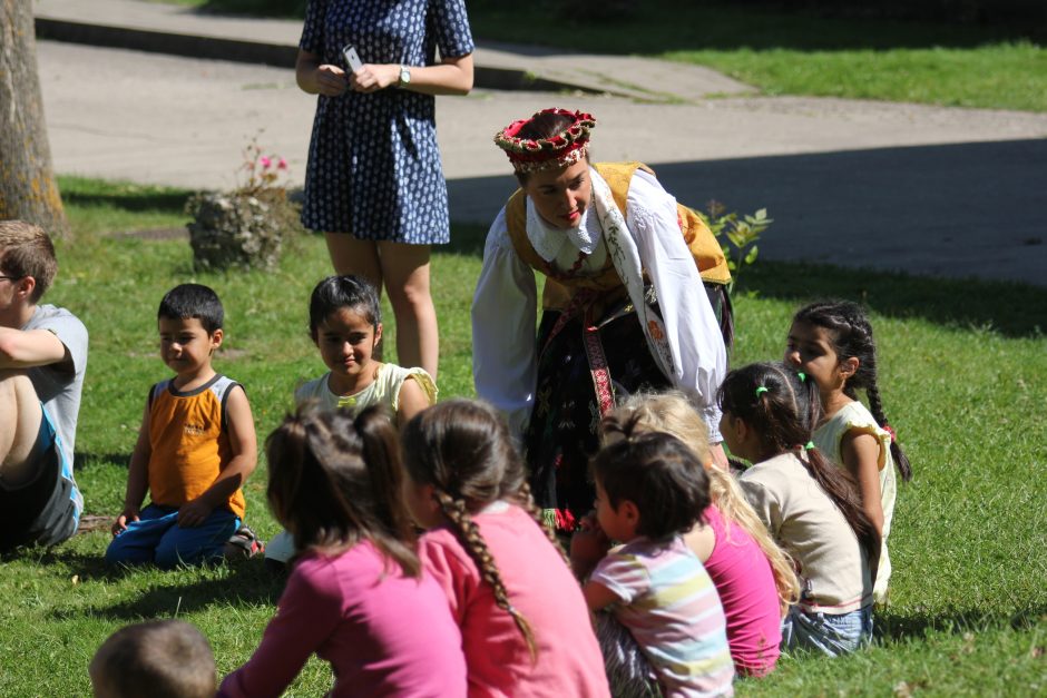 Rukloje gyvenantiems pabėgėliams – ir iliuzionisto triukai, ir tautiniai šokiai