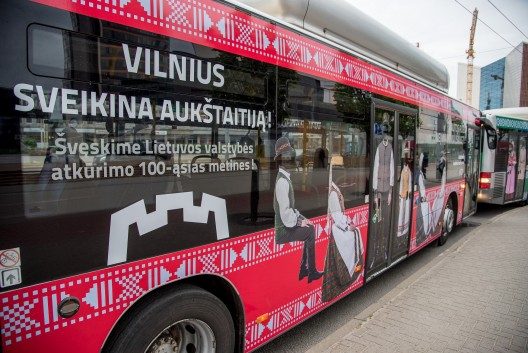 Vilniaus gatvėse – tautiniais kostiumais papuošti autobusai